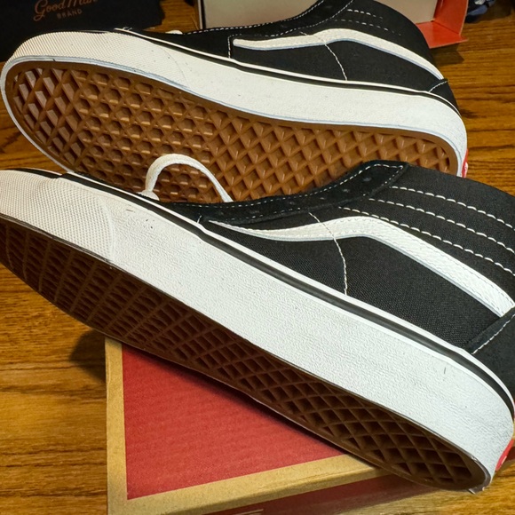 New in Box Vans SK8-Hi Boys Shoe in Black/Black/White Size 5M - Picture 6 of 10